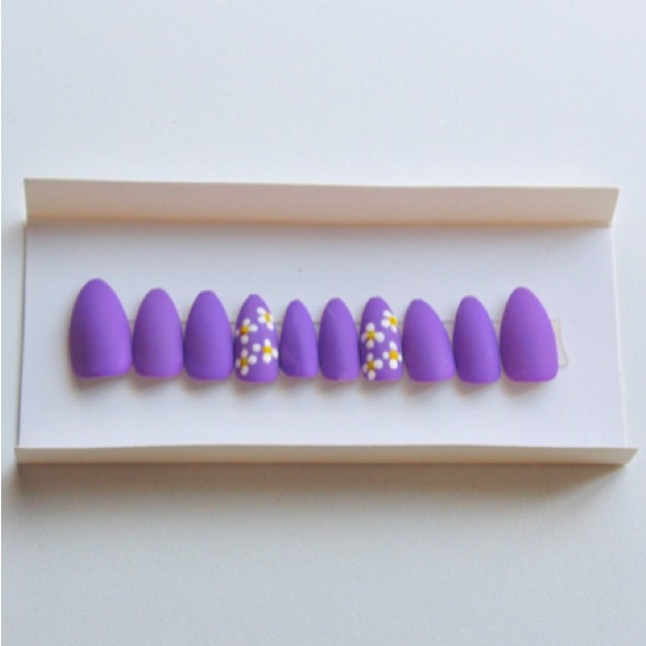 Hand painted purple daisy press on nails - Picture 2 of 2